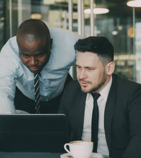 IT consultant discussing emergency support with a client